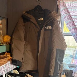 The North Face Men's Brown and Black Ski Jacket